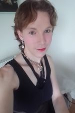 Sexy petite travestie androgyne masseuse pro avec happy end