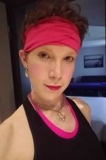 Sexy petite masseuse androgyne
