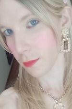 Sexy petite travestie androgyne masseuse pro avec happy end