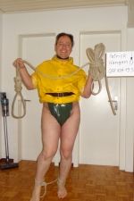 Mich gratis in PVC, Plastik für BDSM Praktiken, Hängen