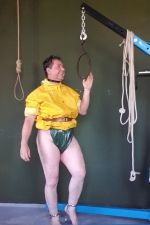 Mich gratis in PVC, Plastik für BDSM Praktiken, Hängen