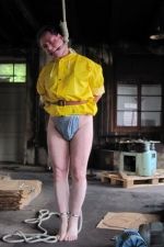 Mich gratis in PVC, Plastik für BDSM Praktiken, Hängen