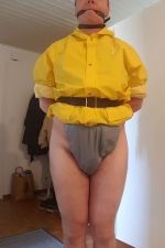 Mich gratis in PVC, Plastik für BDSM Praktiken, Hängen