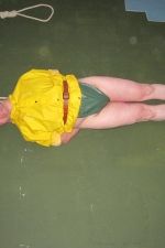 Mich gratis in PVC, Plastik für BDSM Praktiken, Hängen