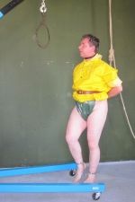 Mich absolut gratis in PVC Plastik fesseln, knebeln und.....