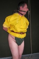 Mich absolut gratis in PVC Plastik fesseln, knebeln und.....