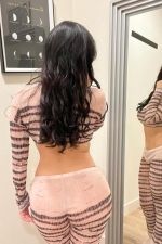 Belle demoiselle corps naturel pour services érotique
