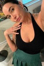 chatte humide dans la ville attendant de te rencontrer