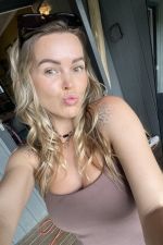 Genieße jede Minute wirklich gute Zeit sorb ein junges Mädc