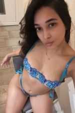 Je suis Mia, une jeune étudiante, et je veux gagner de l'arg