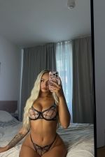 Belle blonde au top de sa beauté Un corps de rêve… dévorez-l