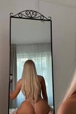 Jeune et adorable Kary est venue te voir aujourd'hui   s